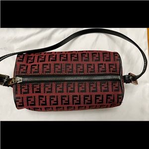 Beautiful FENDI like NEW. AUTHENTIC 💯 Buy with confidence Handle 20” adjustable